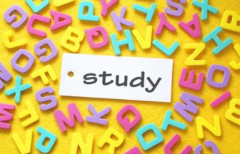 英語でStudyと書かれたカード